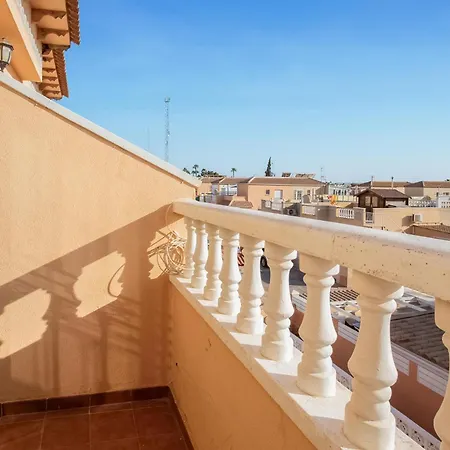 2 Bedroom Beautiful In Hébergement de vacances Torrevieja