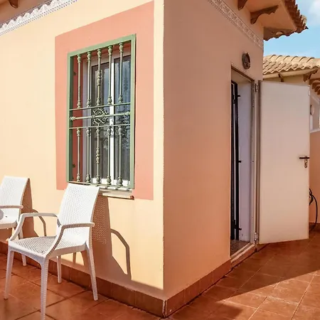 2 Bedroom Beautiful In Hébergement de vacances Torrevieja