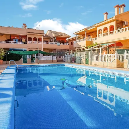 2 Bedroom Beautiful In Hébergement de vacances Torrevieja